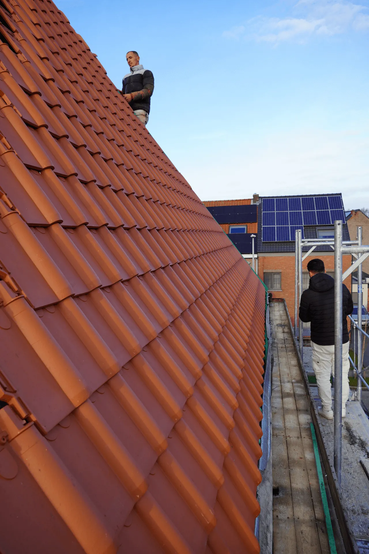 Professionele dakwerkers aan het werk